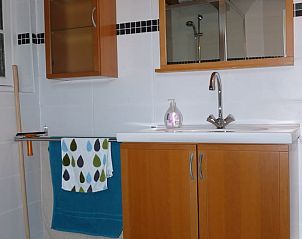 Moderne badkamer in Vakantiehuisje in Waspik, West Brabant, met houten kastjes.