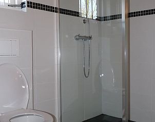Douche en toilet in Vakantiehuisje in Waspik, Noord Brabant, met strakke afwerking.
