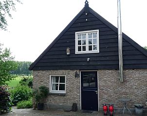 Vooraanzicht van Vakantiehuisje in Waspik, West Brabant, met landelijke charme.