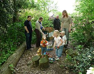 Gezin geniet van de natuur bij Vakantiehuisje in Waspik, West Brabant, omgeven door groen.