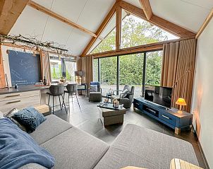 Gezellige binnenruimte van Onirico in Alphen, West Brabant met moderne inrichting en grote ramen voor veel licht.