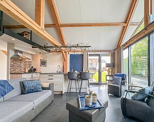 Open keuken en eetruimte in Onirico, Alphen, West Brabant, ideaal voor gezellige maaltijden en ontspanning.