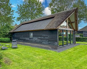 Zijaanzicht van Villa Brocante in Alphen, Noord Brabant, vakantiehuis met moderne uitstraling.