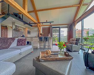 Gezellige zithoek met uitzicht in Villa Brocante, vakantiehuis in Alphen, Noord Brabant.