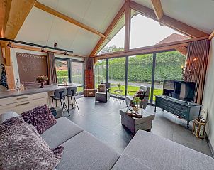 Open leefruimte met keuken en zitgedeelte in Villa Brocante, vakantiehuis in Alphen, West Brabant.