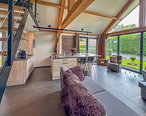 Moderne keuken in Villa Brocante, vakantiehuis in Alphen, Noord Brabant met uitzicht op tuin.