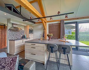 Stijlvolle keuken met bar in Villa Brocante, vakantiehuis gelegen in Alphen, Noord Brabant.