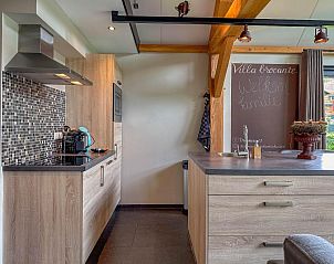 Slaapkamer met houten schuifdeuren in Villa Brocante, vakantiehuis in Alphen, Noord Brabant.