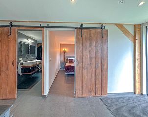 Comfortabele slaapkamer in Villa Brocante, vakantiehuis in Alphen, West Brabant met warme inrichting.