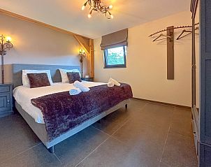 Detail van opgemaakte bedden in Villa Brocante, vakantiehuis in Alphen, Noord Brabant.