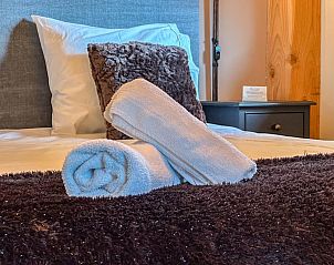 Slaapkamer met uitzicht in Villa Brocante, vakantiehuis in Alphen, West Brabant, sfeervol ingericht.