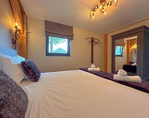 Luxe badkamer met dubbele wastafel in Villa Brocante, vakantiehuis in Alphen, Noord Brabant.