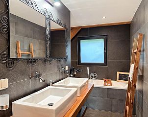 Detail van wastafel en spiegel in badkamer van Villa Brocante, vakantiehuis in Alphen, Noord Brabant.