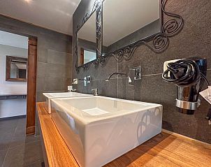 Inloopdouche in stijlvolle badkamer van Villa Brocante, vakantiehuis in Alphen, West Brabant.