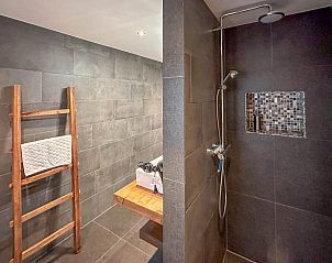 Bad met houten details in Villa Brocante, vakantiehuis in Alphen, Noord Brabant, ideaal voor ontspanning.