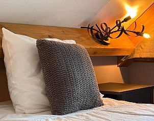 Opgerolde handdoeken op bed in Villa Brocante, vakantiehuis in Alphen, West Brabant, gastvrij en comfortabel.