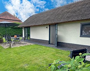 Buitenterras met zitgelegenheid in Villa Brocante, vakantiehuis in Alphen, West Brabant.