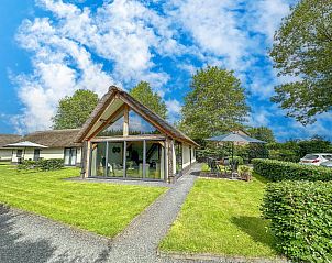 Villa Brocante in Alphen, Noord Brabant, vakantiehuis met rieten dak en groene omgeving.