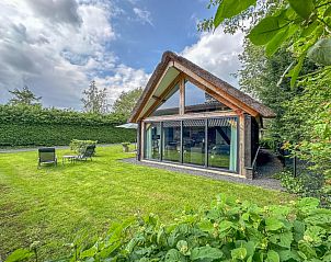 Gezellig terras bij Villa de Argento in Alphen, Noord Brabant omgeven door natuur.