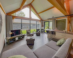 Moderne woonkamer in Villa de Argento vakantiehuis, Alphen, Noord Brabant.