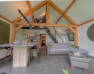 Open keuken en zitruimte in Villa de Argento vakantiehuis, Alphen, Noord Brabant.