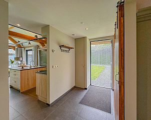 Entree van Villa de Argento vakantiehuis in Alphen, Noord Brabant met uitzicht op tuin.