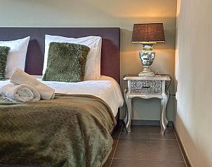 Gezellige slaapkamer met lamp in Villa de Argento vakantiehuis, Alphen, Noord Brabant.