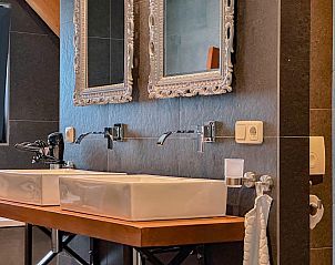 Detail van dubbele wastafel in Villa de Argento vakantiehuis, Alphen, Noord Brabant.