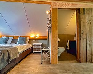 Zolder slaapkamer met badkamer in Villa de Argento vakantiehuis, Alphen, Noord Brabant.