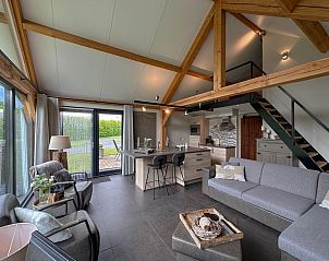 Lichte en ruime binnenruimte van Villa Bianco in Alphen, West Brabant.