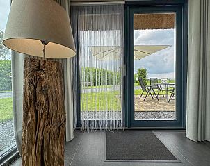 Uitzicht op het terras vanuit de woonkamer van Villa Bianco, Alphen.