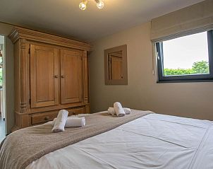 Gezellige slaapkamer met uitzicht in Villa Bianco, Alphen, West Brabant.