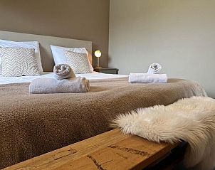 Knusse slaapkamer met luxe details in Villa Bianco, Noord Brabant.