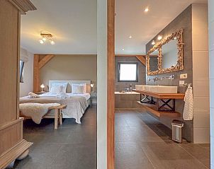 Moderne badkamer met dubbele wastafel in Villa Bianco, Alphen.