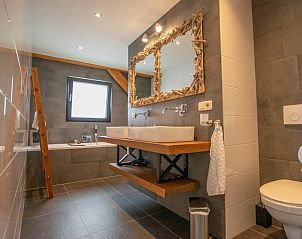 Stijlvolle badkamer met ligbad in Villa Bianco vakantiehuis, Alphen.