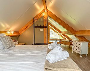 Gezellige zolderkamer met houten balken in Villa Bianco, Alphen.