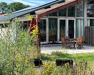 Terras van Vakantiehuisje in Gilze met houten meubels, West Brabant, Noord Brabant.