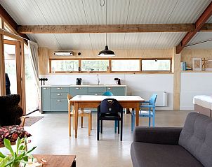 Open keuken en eetruimte in Vakantiehuisje in Gilze, West Brabant, Noord Brabant.