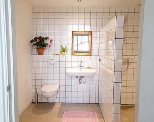 Moderne badkamer in Vakantiehuisje in Gilze, West Brabant, Noord Brabant.