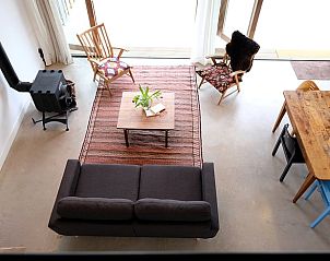 Gezellige woonruimte met houtkachel in Vakantiehuisje in Gilze, West Brabant, Noord Brabant.