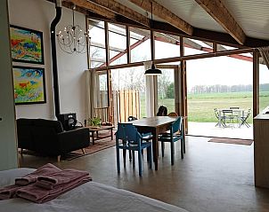 Open leefruimte met uitzicht in Vakantiehuisje in Gilze, West Brabant, Noord Brabant.