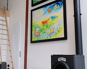 Houtkachel en kleurrijke kunst in Vakantiehuisje in Gilze, West Brabant, Noord Brabant.