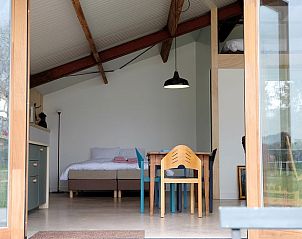 Slaapruimte met open deuren in Vakantiehuisje in Gilze, West Brabant, Noord Brabant.