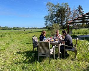 Buiten dineren in de natuur bij Vakantiehuisje in Gilze, West Brabant, Noord Brabant.