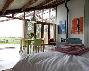 Lichte en ruime woonkamer van Vakantiehuis in Gilze in West Brabant, met uitzicht op de tuin in Noord Brabant.
