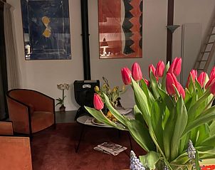 Sfeervolle woonkamer in Vakantiehuis in Gilze met kleurrijke tulpen, gelegen in West Brabant, Noord Brabant.