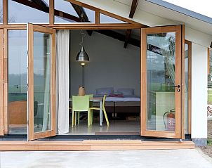 Open terras van Vakantiehuis in Gilze in West Brabant, met toegang tot de slaapkamer in Noord Brabant.