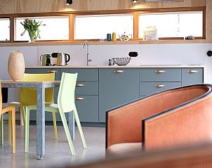 Moderne keuken in Vakantiehuis in Gilze, West Brabant, met kleurrijk interieur in Noord Brabant.