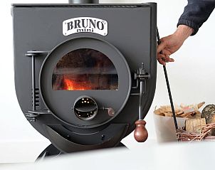 Knusse houtkachel in Vakantiehuis in Gilze, West Brabant, zorgt voor een warme sfeer in Noord Brabant.