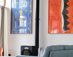 Stijlvolle woonkamer met kunstdecoratie in Vakantiehuis in Gilze, West Brabant, Noord Brabant.